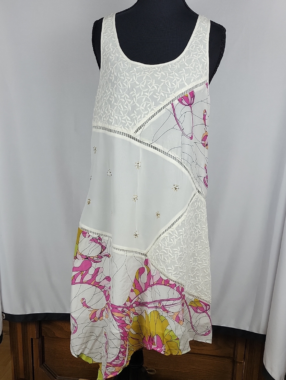 Leifnotes White Floral Embroidered Beaded Accent Sleeveless Dress - Women Size 6